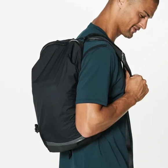 my bag lululemon athletica Lululemon On My Level Barrel Duffle Bag 16L - Black / Gold